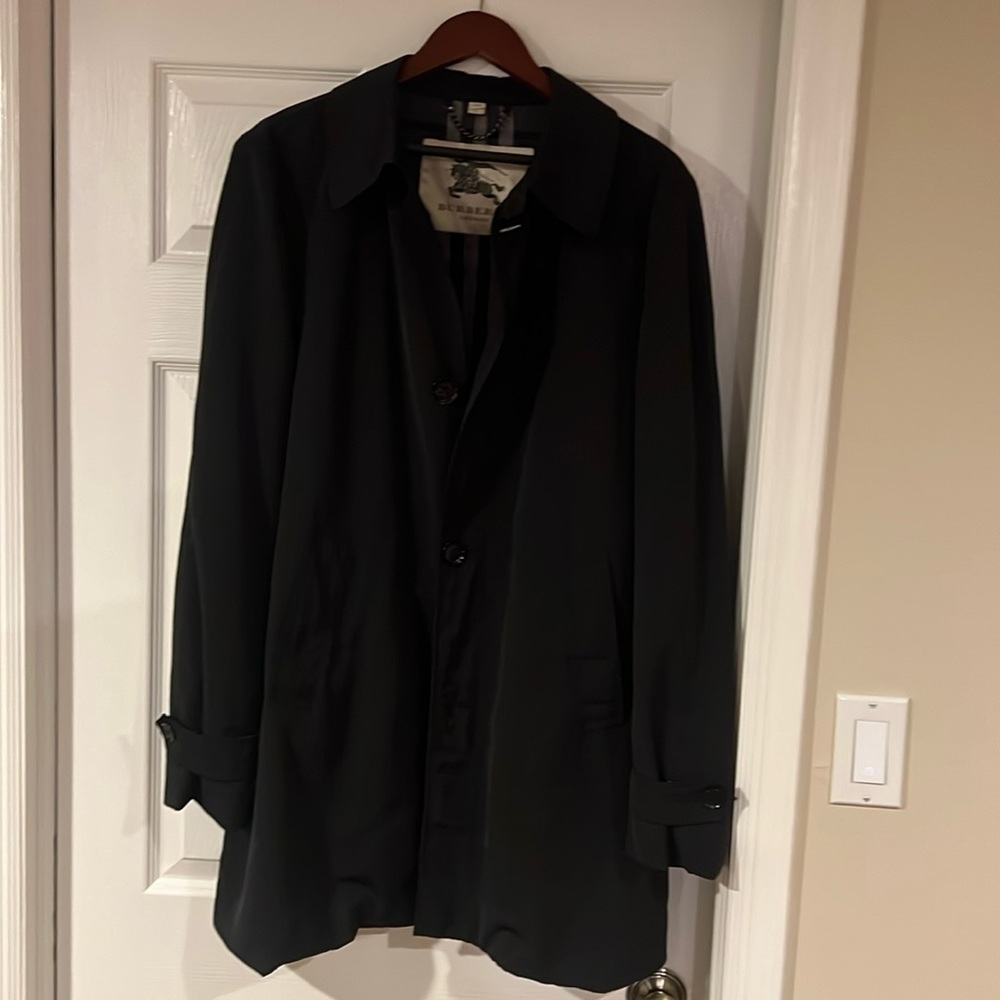 Men’s black water resistant Burberry 3/4 length raincoat. Large, zip in lining